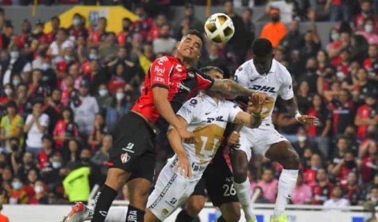 Dinenno exhibe fractura tras jugada de penal no marcado en el Pumas-Atlas
