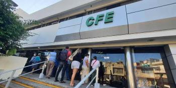 Ciudadanos abarrotan oficinas de CFE por altos cobros del servicio eléctrico