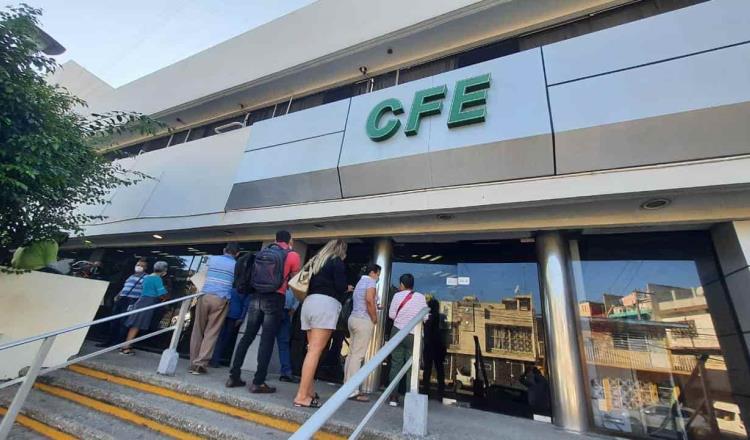 Ciudadanos abarrotan oficinas de CFE por altos cobros del servicio eléctrico