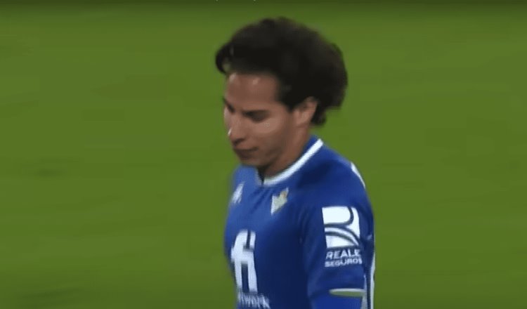 Diego Lainez sale molesto de partido en la Europa League