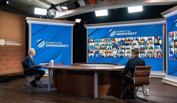 Con “tibio” debate concluye Cumbre por la Democracia de Biden