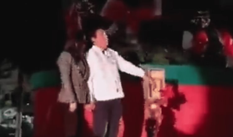 Alcalde de Matamoros se “electrocuta” al encender árbol de Navidad