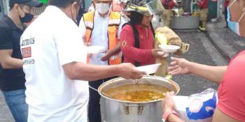 Dentro de la tragedia, propietario de Calditaco reparte comida a rescatistas