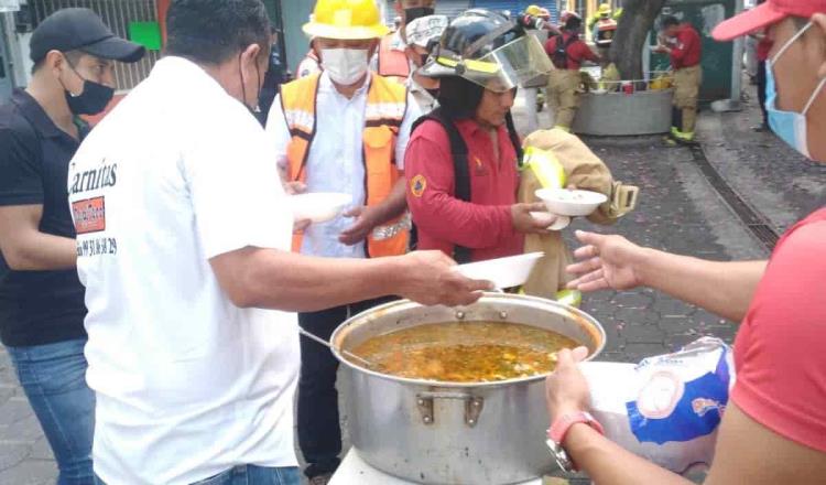 Dentro de la tragedia, propietario de Calditaco reparte comida a rescatistas