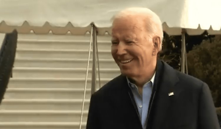 Biden sonríe tras ser cuestionado sobre su responsabilidad en muertes por COVID-19