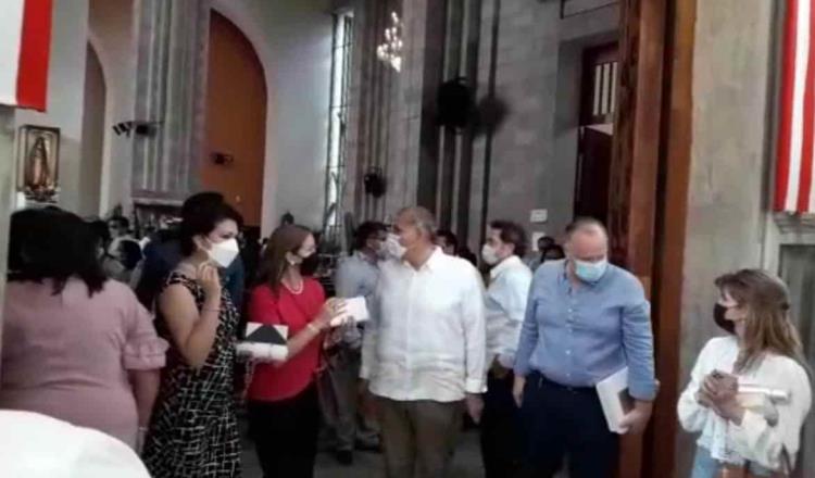 Asiste Adán Augusto a la Confirmación de su hijo en la catedral de Tabasco