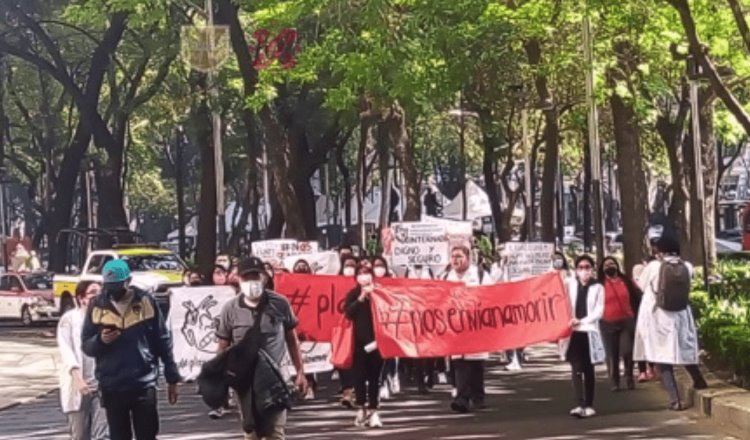Protestan estudiantes de Medicina de la UNAM frente a oficinas de Salud