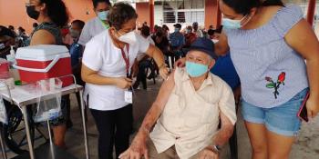 Arranca segundo refuerzo de vacuna anti-COVID-19 para adultos mayores