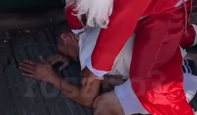 Sujeto vestido de Santa Claus detiene a ladrón en la calle