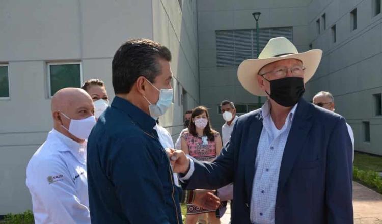 Visita Ken Salazar a los migrantes sobrevivientes a volcadura de tráiler en Chiapas