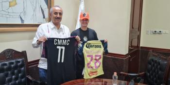 Mauro Lainez regala jerseys del América y la Selección al gobernador Merino