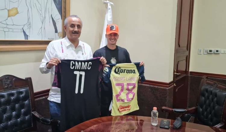 Mauro Lainez regala jerseys del América y la Selección al gobernador Merino