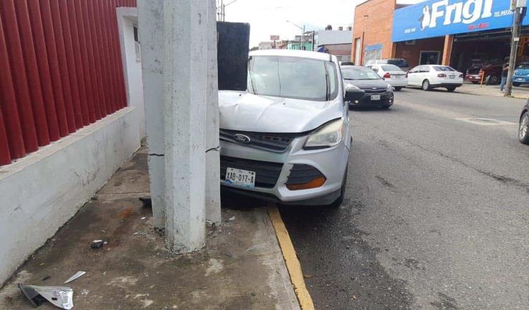 Choca camioneta contra poste en Avenida México