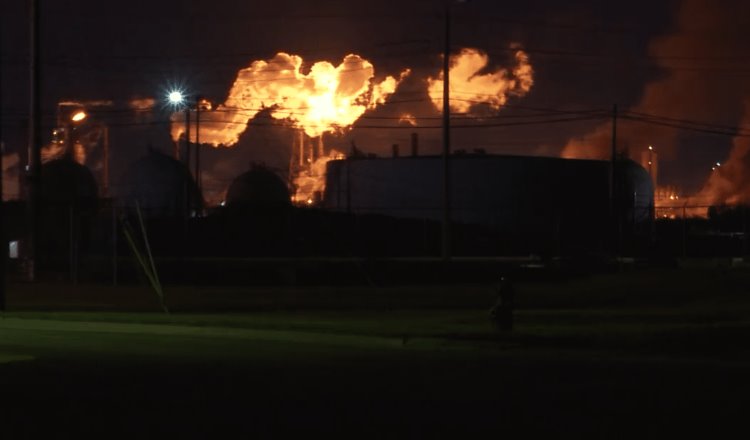 Incendio en refinería de Texas deja 4 personas heridas