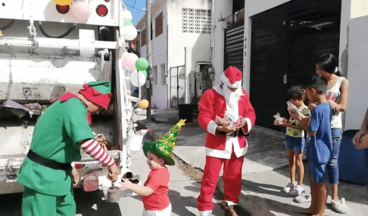 Recolectores de basura se disfrazan de duendes y Santa Claus, para alegrar a los niños, en Ciudad Madero