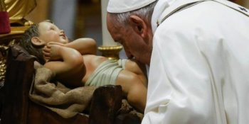 Pide Papa Francisco recordar a los pobres y practicar la caridad, durante la Misa de Gallo