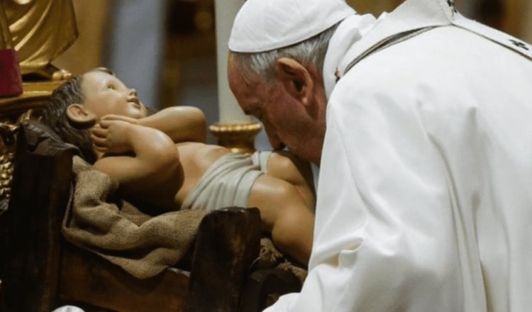 Pide Papa Francisco recordar a los pobres y practicar la caridad… durante la misa de Gallo