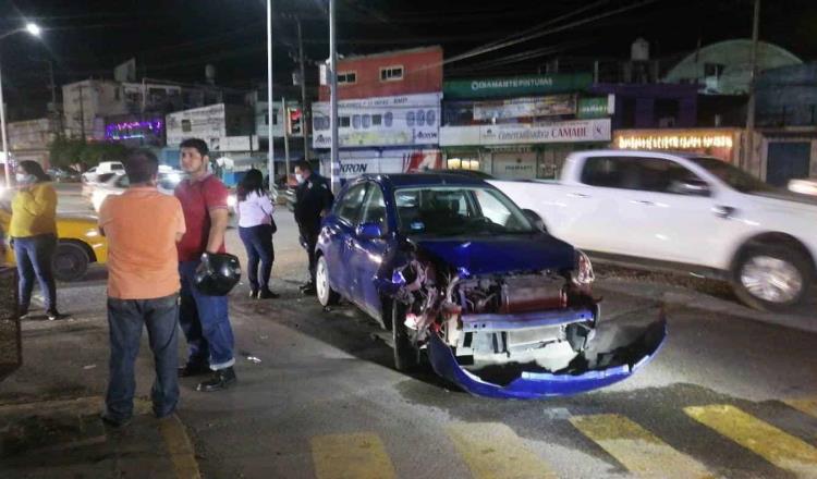 Atropellan a repartidor en Atasta, al intentar ganarle el paso a un auto