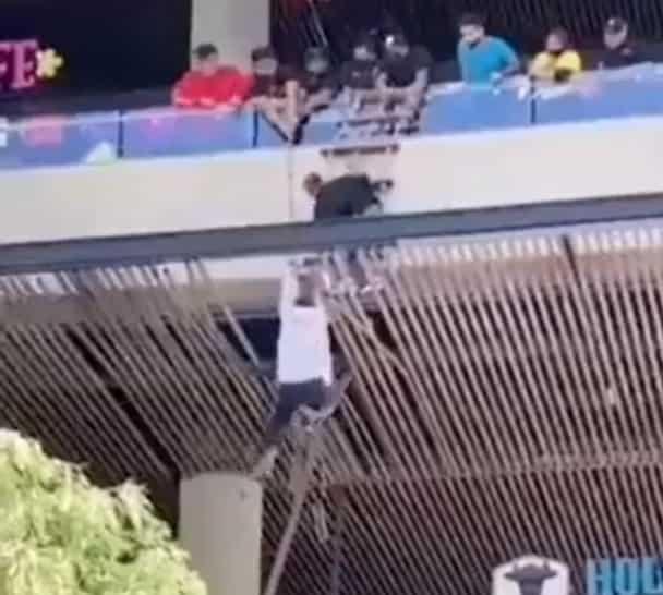 Hombre cae del tercer piso en plaza comercial de Nuevo León