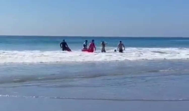 Rescatan a dos adultos que eran arrastrados por el mar en Chiapas