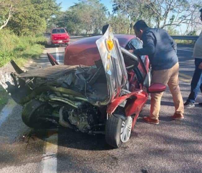 Tráiler embiste a automóvil en la vía Villahermosa-Frontera