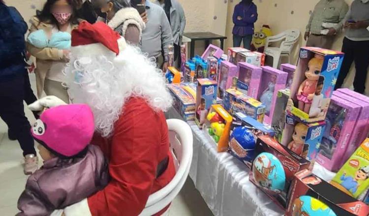Santa Claus lleva regalos a niños en cárcel de Santa Martha Acatitla