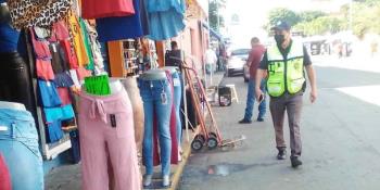 Retira PEC a vendedores de ropa que invadían la banqueta en el Centro