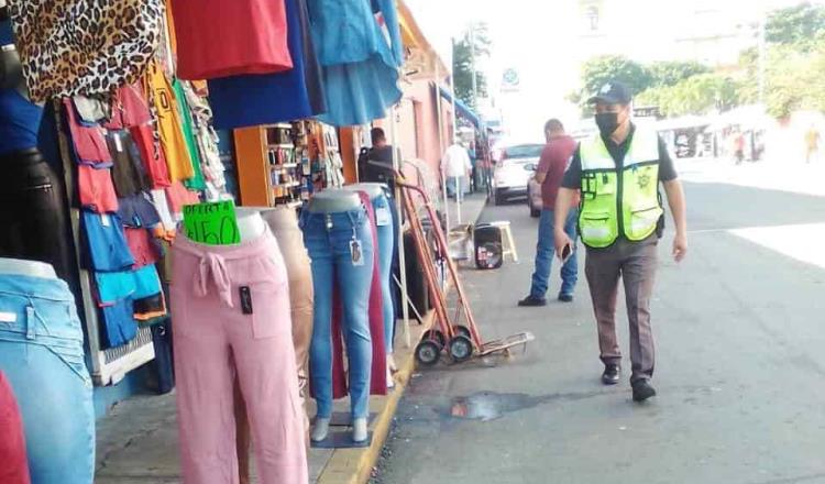 Retira PEC a vendedores de ropa que invadían la banqueta en el Centro