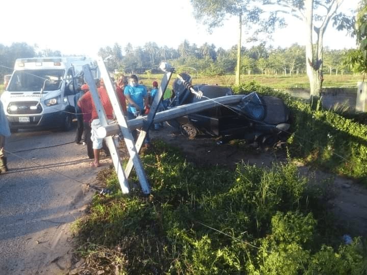 Vehículo destruye poste en Chiltepec, Paraíso; conductora sufre lesiones
