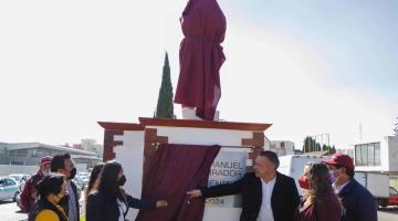 Develan estatua de AMLO en Atlacomulco; cuna del priismo "neoliberal"