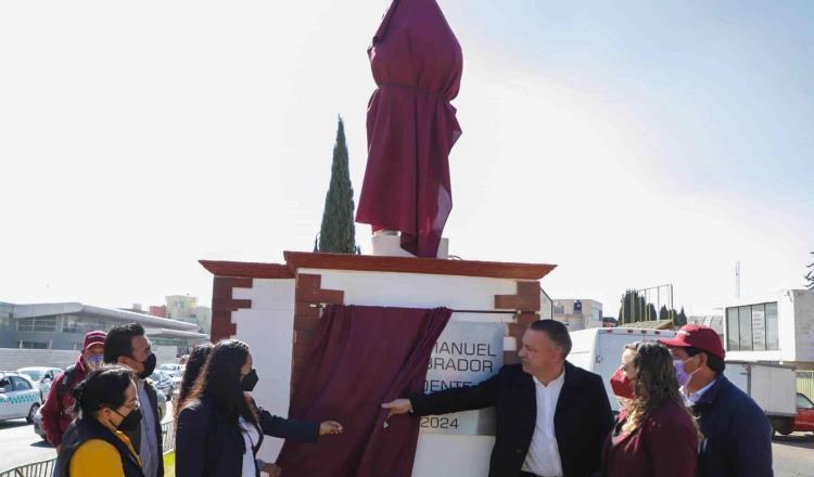 Develan estatua de AMLO en Atlacomulco; cuna del priismo “neoliberal”