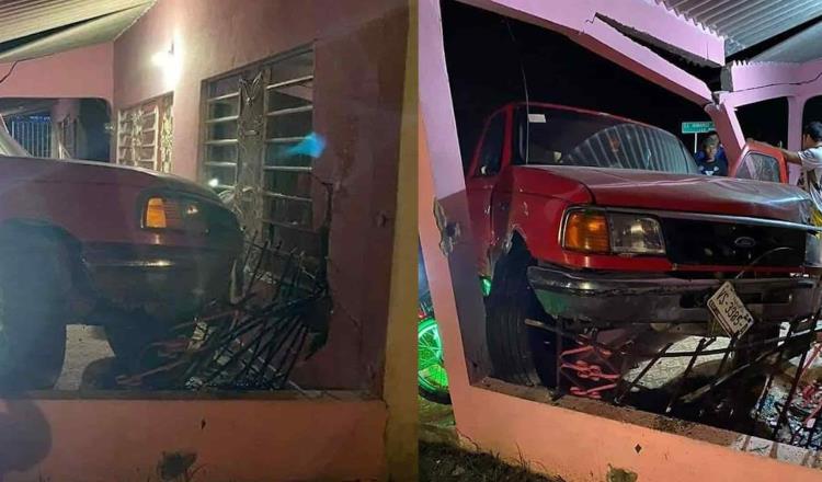 Choca camioneta contra casa en Cunduacán