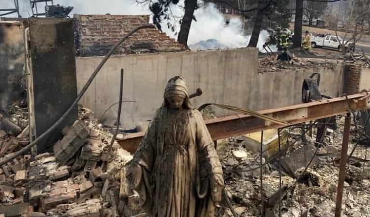 Se viraliza foto estatua de la Virgen; quedó de pie entre los escombros de casa incendiada