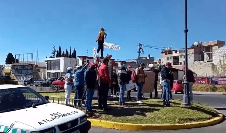 Morenistas protestan para que se restituya el monumento de AMLO en Atlacomulco