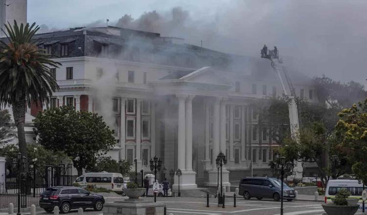 Siguen las tragedias en Sudáfrica…ahora se incendia el Parlamento