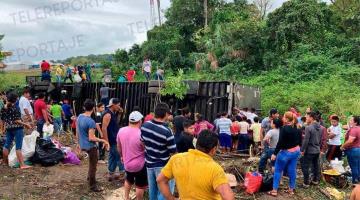 Saquean tráiler con lácteos volcado en la Villahermosa-Cárdenas