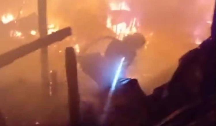 En Monterrey incendio destruye 100 casas