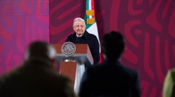 Se lanza AMLO contra quienes critican su defensa del regreso a clases