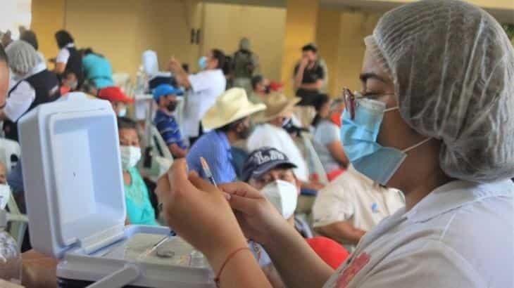 Aplicarán la próxima semana vacuna de refuerzo contra COVID-19 a maestros de Tabasco