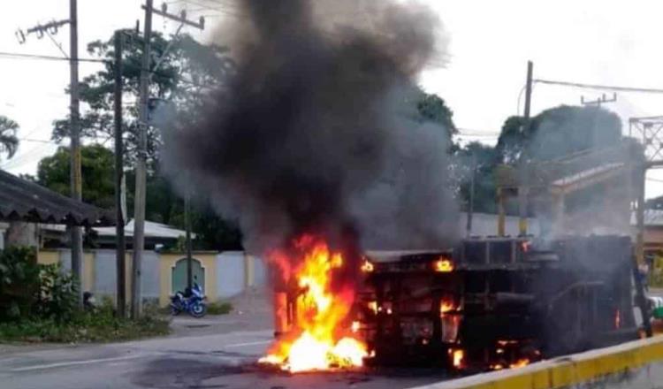 Se quema camioneta cargada de pollos en la Paraíso-Comalcalco… la intentan saquear