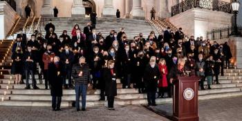 Demócratas recuerdan a víctimas del asalto al Capitolio con velas y cantos religiosos