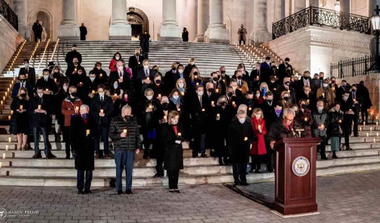 Demócratas recuerdan a víctimas del asalto al Capitolio con velas y cantos religiosos