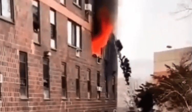 Incendio en edificio de NY deja 19 muertos… 9 niños entre ellos