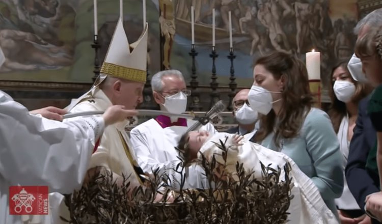 Papa Francisco bautiza a 16 bebés por primera vez desde el brote mundial de COVID