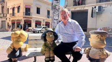 Ebrard presume foto con Mafalda; Víctor Trujillo lo trolea