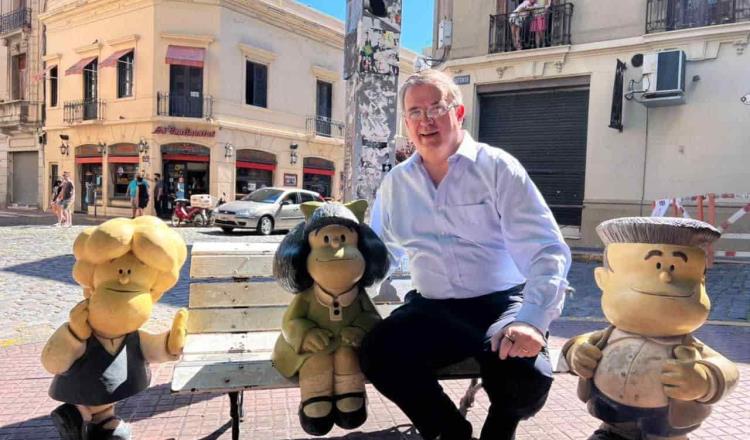 Ebrard presume foto con Mafalda; Víctor Trujillo lo trolea
