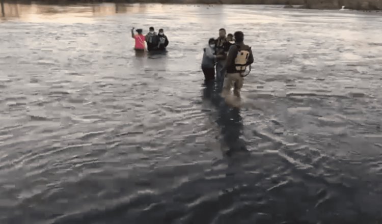 Rescatan a embarazada, niños y mujer en muletas de la corriente del Río Bravo