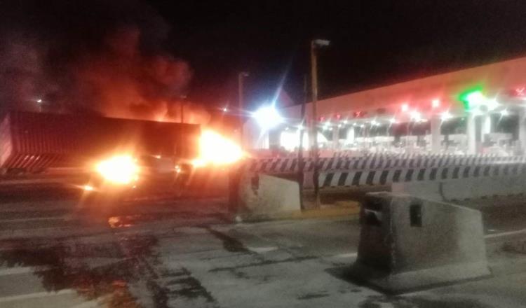 Se incendia tráiler tras volcarse en la Autopista México-Puebla 