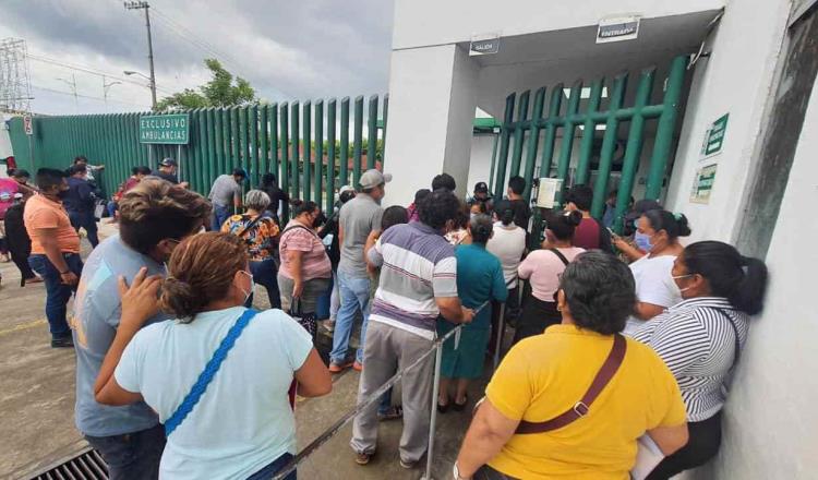 Pacientes arman trifulca en Clínica 46 del IMSS ante ausencia de citas médicas