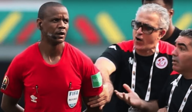 Árbitro pita dos veces el final del duelo en la Copa de África